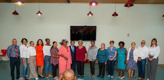 Gabinete AVP-Futuro ta sigui cumpli cu comunidad: Diesshete famia a firma nan erfpachtakte oficialmente