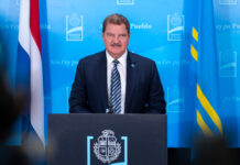 Prome Minister Mike Eman: Mas cu un tercera parti di nos forsa laboral den sector priva lo mira beneficio