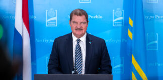 Prome Minister Mike Eman: Mas cu un tercera parti di nos forsa laboral den sector priva lo mira beneficio