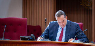 Minister Geoffrey Wever: Fondo di Inversion a yega Parlamento