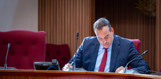 Minister Geoffrey Wever: Fondo di Inversion a yega Parlamento
