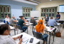 Minister Wever ta dialoga cu miembronan di United Farmers of Aruba Association