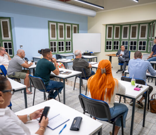 Minister Wever ta dialoga cu miembronan di United Farmers of Aruba Association