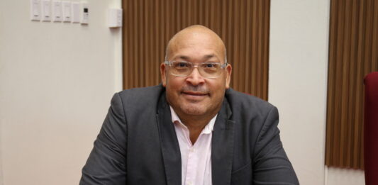 Parlamentario Edgard Vrolijk:Ā Mike Eman a sigura Hulanda cu e tin 11 voto pro HOFA ā sin informa pueblo