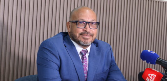 Parlamentario Edgard Vrolijk: Minister Mike Eman tin e proceso pa incorpora e Instituto Ombudsman den Constitucion stanca