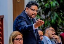 FASEvierend ten ondergaan: Iregularidadnan cu placa di FASE den maneho di MEP ta muestra cla y raspa: nos mester por miho: Segun Parlamentario John Hart (AVP)