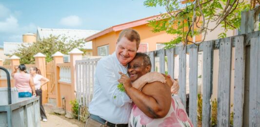Motibo pa sinti orguyo di kico a logra: Mientras otro pais ta recorta, Gobierno Aruba ta inverti den su pueblo: Cerca di 22 mil pensionado a ricibi aumento caba y mas cu 18 mil trahado lo mira beneficio