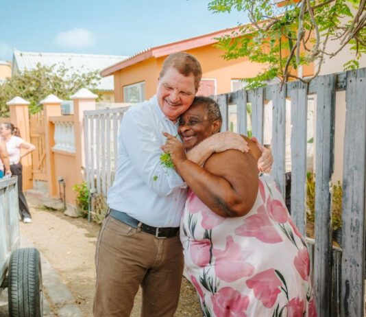 Motibo pa sinti orguyo di kico a logra: Mientras otro pais ta recorta, Gobierno Aruba ta inverti den su pueblo: Cerca di 22 mil pensionado a ricibi aumento caba y mas cu 18 mil trahado lo mira beneficio