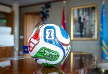 Aruba ta cla pa FIFA World Cup 2026: Prome Minister Mike Eman a ricibi bala oficial di Mundial 2026 for di Telearuba