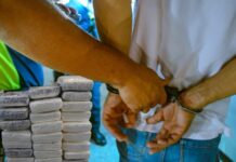 POLIS A DETENE 7 PERSONA Y CONFISCA BULTONAN DI DROGA