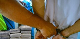 POLIS A DETENE 7 PERSONA Y CONFISCA BULTONAN DI DROGA