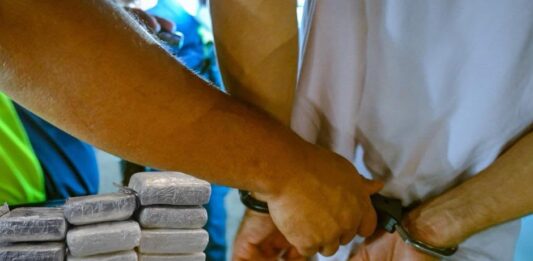 POLIS A DETENE 7 PERSONA Y CONFISCA BULTONAN DI DROGAย