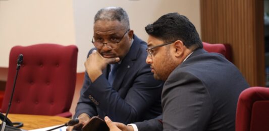 Parlamentario John Hart cu pregunta critico na Minister di Husticia tocante capacidad den KPA: Ta pidi mr. Dowers pa duna contesta na Parlamento