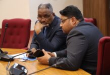 Parlamentario John Hart cu pregunta critico na Minister di Husticia tocante capacidad den KPA: Ta pidi mr. Dowers pa duna contesta na Parlamento
