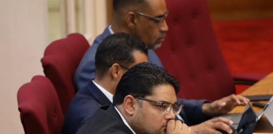 Parlamentario John Hart ta solicita reunion urgente tocante problema di acceso na inscripcion na Censo