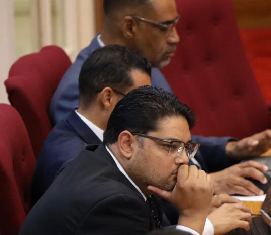 Parlamentario John Hart ta solicita reunion urgente tocante problema di acceso na inscripcion na Censo