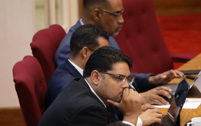 Parlamentario John Hart ta solicita reunion urgente tocante problema di acceso na inscripcion na Censo (1)