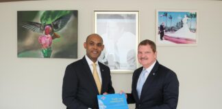 Presidente nobo di Corte Comun di Husticia a bishita Prome Minister Mike Eman