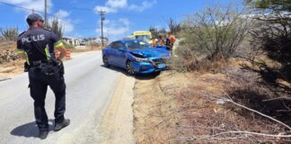 Accidente entre auto y bobcat na Tamarijn