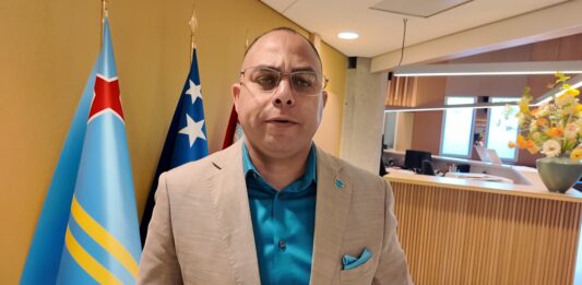 Parlamentario Eduard Pieters (PPA): “Un Reino fuerte mester cuminsa cu un democracia fuerte”: Grupo di experto a presenta analisis profundo riba e relacion entre e cuater paisnan di Reino Hulandes