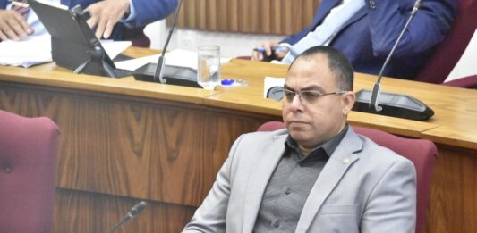 Parlamentario Eduard Pieters: “Un proyecto di tal magnitud asina, no por tin tanto pregunta sin contesta!”