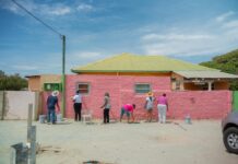 Gobierno ta duna San Nicolas un aspecto nobo: Prome Minister Mike Eman y comunidad ta pone man na obra pa transforma Bernhardstraat: Proyecto di verf cas ta marca un paso mas den revitalisacion di Parib’i Brug