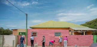 Gobierno ta duna San Nicolas un aspecto nobo: Prome Minister Mike Eman y comunidad ta pone man na obra pa transforma Bernhardstraat: Proyecto di verf cas ta marca un paso mas den revitalisacion di Parib’i Brug
