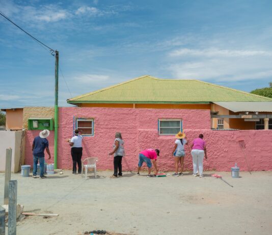 Gobierno ta duna San Nicolas un aspecto nobo: Prome Minister Mike Eman y comunidad ta pone man na obra pa transforma Bernhardstraat: Proyecto di verf cas ta marca un paso mas den revitalisacion di Paribāi Brug