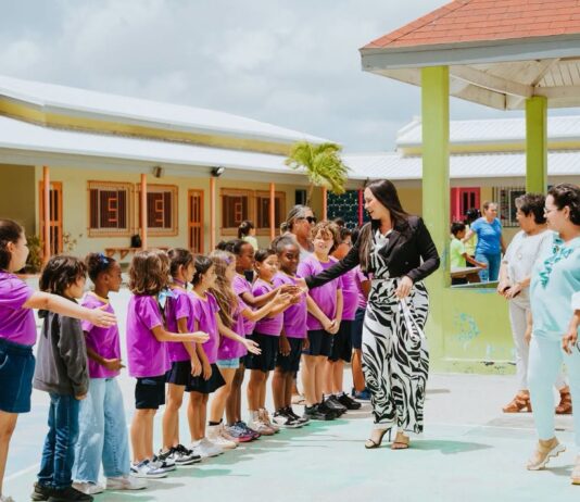 Minister Gerlien Croes como Minister di Educacion ta continua cu su bishita na diferente scol