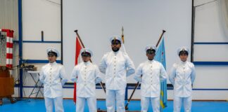 Prome Minister Mike Eman ta felicita cinco marinier di ARUMIL cu huramentaย