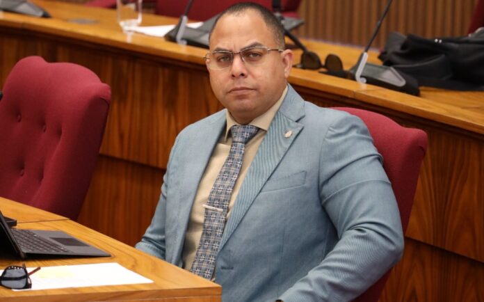Aruba mester di menos politico riba Facebook y mas liderazgo di pais