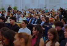 A haci un yamada pa studiante bin bek Aruba despues di nan estudio: Prome Minister Mike Eman ta felicita e graduadonan di Colegio Arubano
