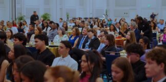 A haci un yamada pa studiante bin bek Aruba despues di nan estudio: Prome Minister Mike Eman ta felicita e graduadonan di Colegio Arubano