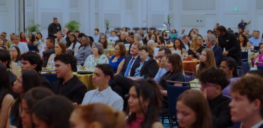 A haci un yamada pa studiante bin bek Aruba despues di nan estudio: Prome Minister Mike Eman ta felicita e graduadonan di Colegio Arubano