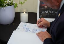 Uni den solidaridad : Gobierno di Aruba ta firma registro di condolencia dedica na tur victima di temblor devastador na Venezuela