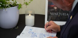 Uni den solidaridad : Gobierno di Aruba ta firma registro di condolencia dedica na tur victima di temblor devastador na Venezuela