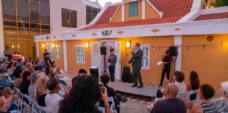 Prome Minister Mike Eman ta celebra creatividad y talento local