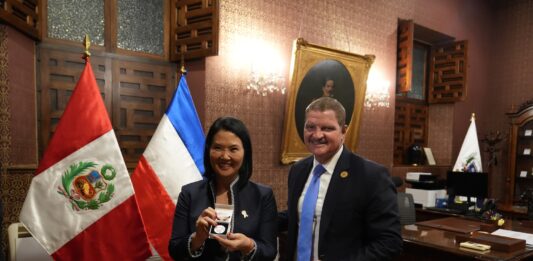 Prome Minister Mike Eman ta fortalece relacion entre Aruba y Peru den encuentro cu Keiko Fujimori