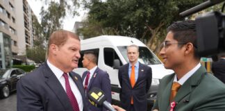 Varios medio di comunicaciom Peruano a mustra interes den bishita di Prome Minister Mike Eman