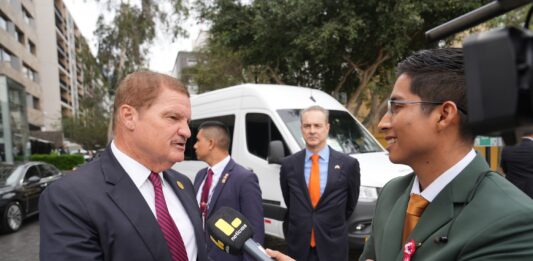 Varios medio di comunicaciom Peruano a mustra interes den bishita di Prome Minister Mike Eman