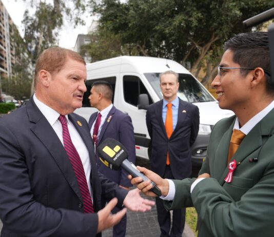 Varios medio di comunicaciom Peruano a mustra interes den bishita di Prome Minister Mike Eman