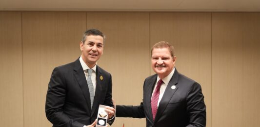 Prome Minister Mike Eman a topa presidente Santiago PeĂąa: Aruba y Paraguay ta explora conectividad y comercioÂ