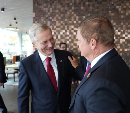 Embahador Alexander Kofman ta califica bishita di Prome Minister Mike Eman na Peru como un exito grandi