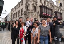 Reino Hulandes presente na instalacion di Presidente Keiko Fujimori: Prome Minister Mike Eman: Aruba ta fortalece su posicion den Latino America durante bishita na Peru: Calor pa nos isla durante instalacion di presidente nobo di Peru