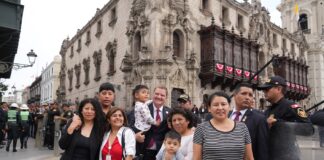 Reino Hulandes presente na instalacion di Presidente Keiko Fujimori: Prome Minister Mike Eman: Aruba ta fortalece su posicion den Latino America durante bishita na Peru: Calor pa nos isla durante instalacion di presidente nobo di Peru