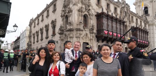 Reino Hulandes presente na instalacion di Presidente Keiko Fujimori: Prome Minister Mike Eman: Aruba ta fortalece su posicion den Latino America durante bishita na Peru: Calor pa nos isla durante instalacion di presidente nobo di Peru