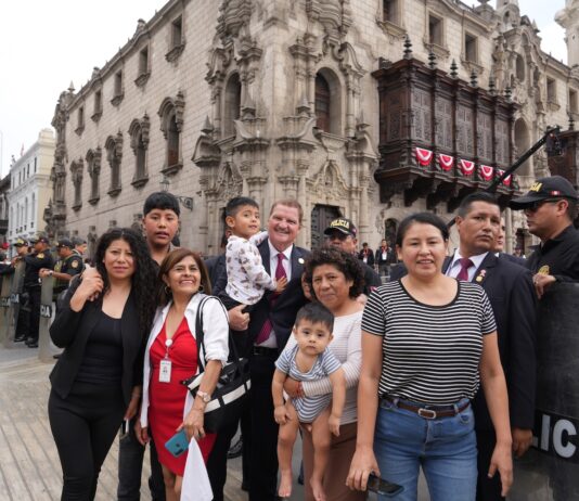 Reino Hulandes presente na instalacion di Presidente Keiko Fujimori: Prome Minister Mike Eman: Aruba ta fortalece su posicion den Latino America durante bishita na Peru: Calor pa nos isla durante instalacion di presidente nobo di Peru