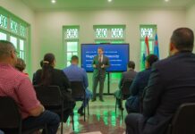Minister Herdé impresiona cu e presentacion di Arsobispo Charles Jason Gordon