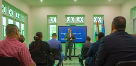 Minister HerdƩ impresiona cu e presentacion di Arsobispo Charles Jason Gordon