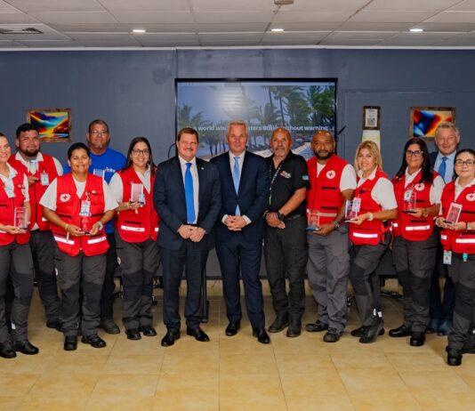 Boluntario di Cruz Cora Aruba a comparti nan experiencia durante e mision: Gobierno di Aruba a duna reconocemento na team boluntario cu a brinda asistencia humanitario na Venezuela
